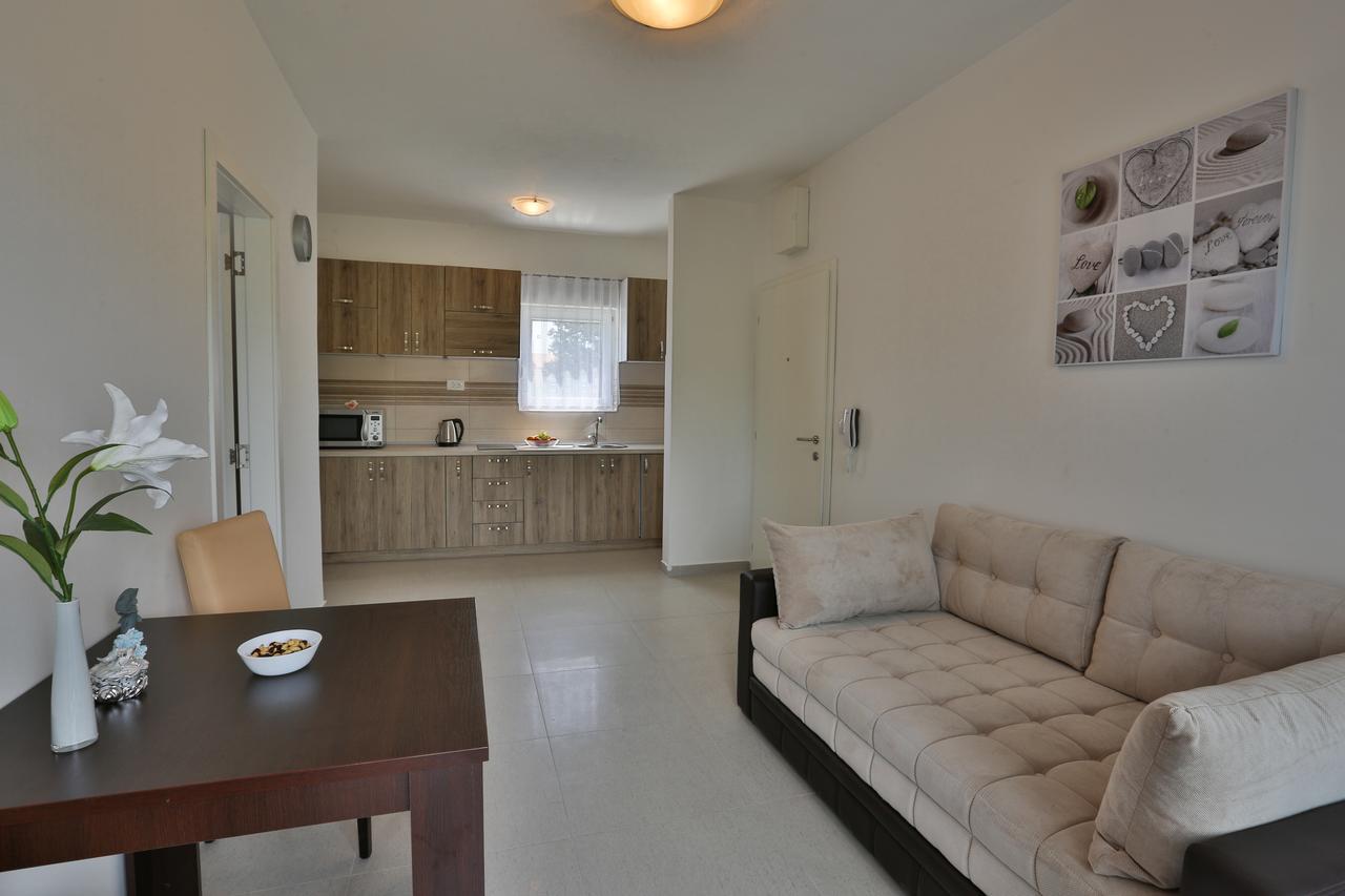 Kristina Apartments 蒂瓦特 外观 照片