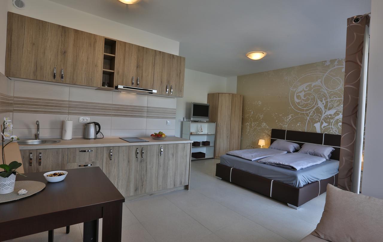 Kristina Apartments 蒂瓦特 外观 照片